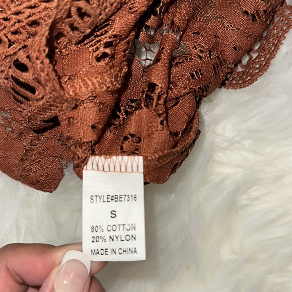 Gorgeous Lace Blouse - Picture 6 of 8